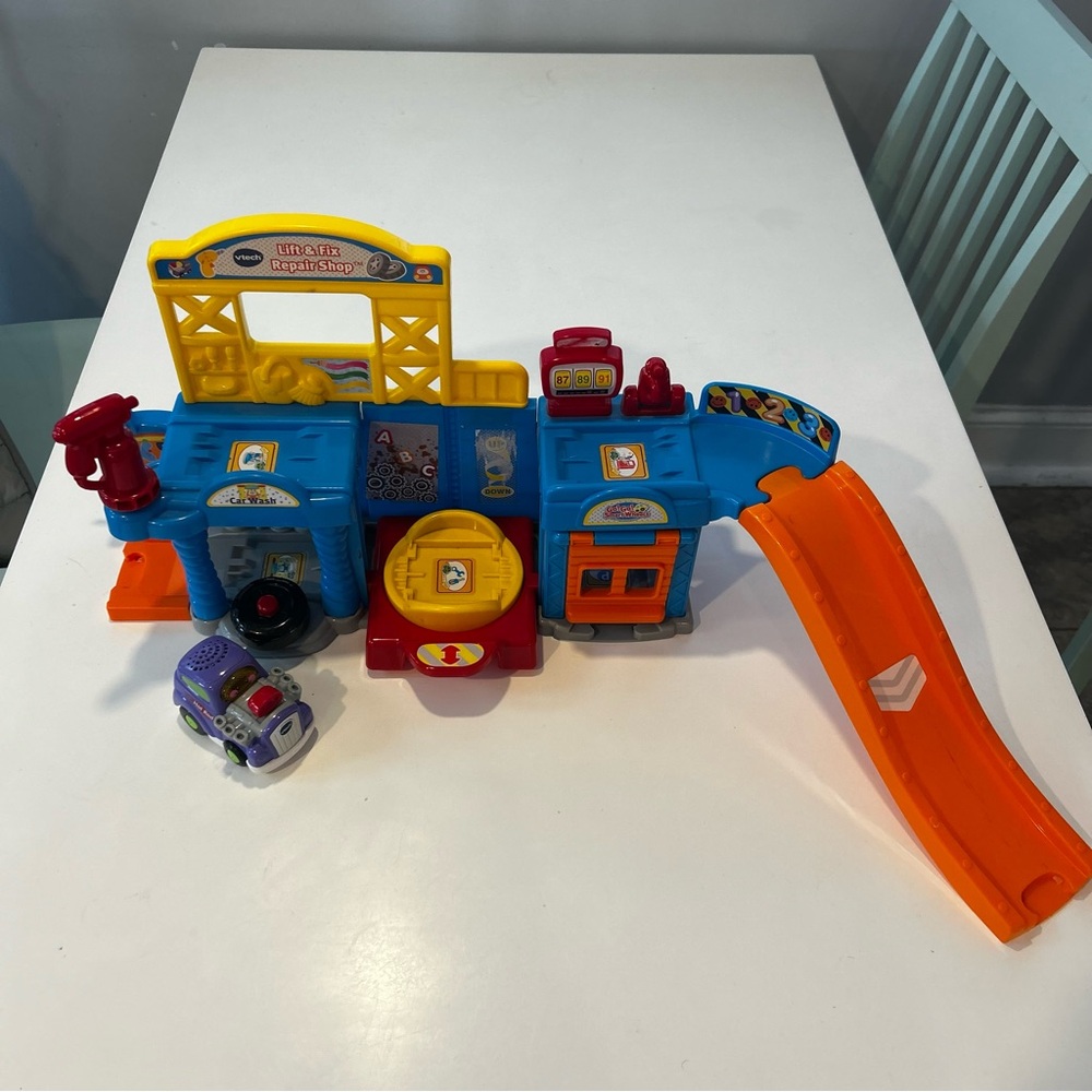 Vtech Go! Go! Smart Wheels LIFT & FIX REPAIR SHOP Playset  with HOT ROD Vehicle